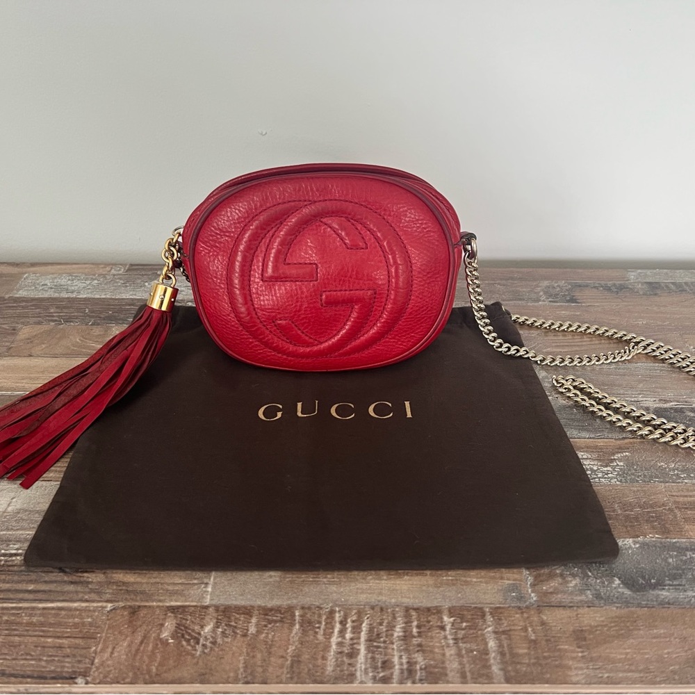 Authentic Gucci Soho bag with gold tone shoulder chain.